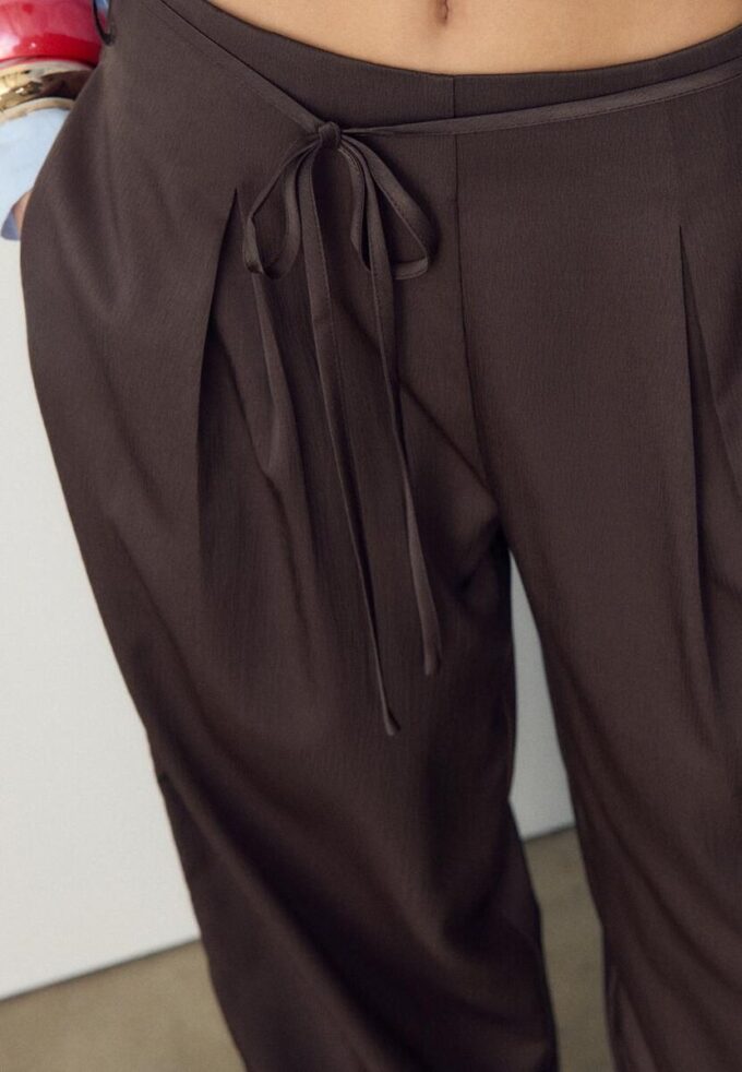 Fließende Hose mit Bügelfalte und Bindegürtel
