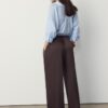 Fließende Hose mit Bügelfalte und Bindegürtel