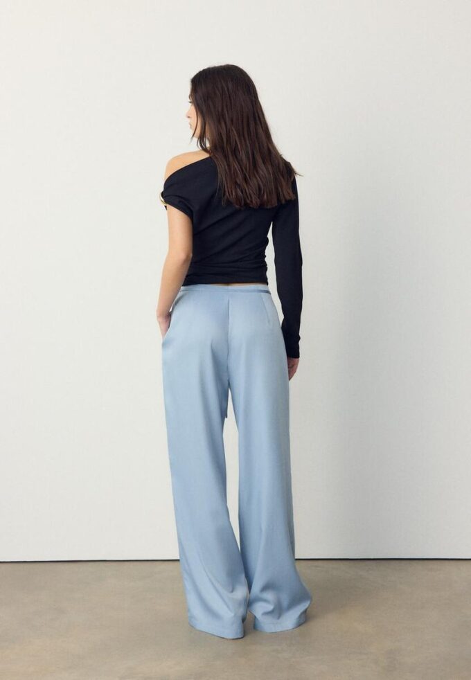 Fließende Hose mit Bügelfalte und Bindegürtel