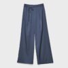 Fließende Hose mit Bügelfalte und Bindegürtel