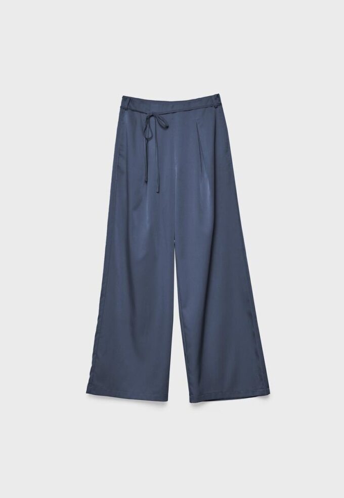 Fließende Hose mit Bügelfalte und Bindegürtel