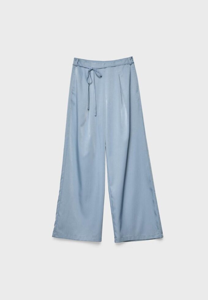 Fließende Hose mit Bügelfalte und Bindegürtel