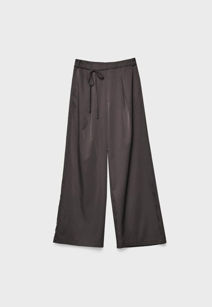 Fließende Hose mit Bügelfalte und Bindegürtel