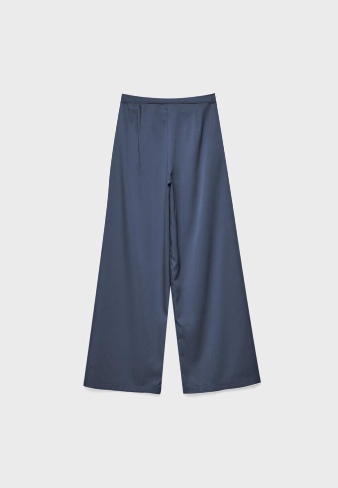 Fließende Hose mit Bügelfalte und Bindegürtel