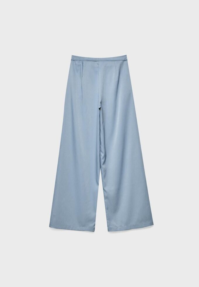 Fließende Hose mit Bügelfalte und Bindegürtel