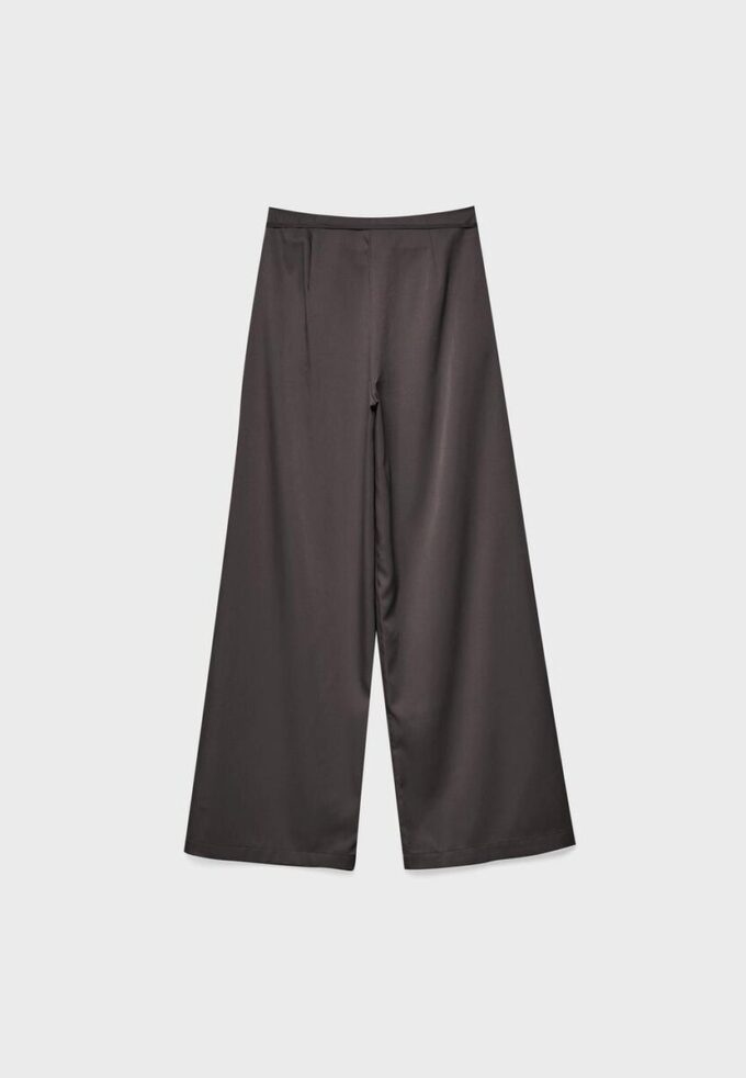 Fließende Hose mit Bügelfalte und Bindegürtel