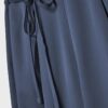 Fließende Hose mit Bügelfalte und Bindegürtel