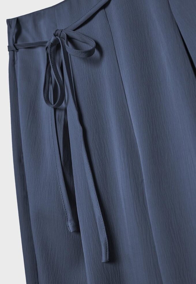 Fließende Hose mit Bügelfalte und Bindegürtel