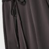Fließende Hose mit Bügelfalte und Bindegürtel
