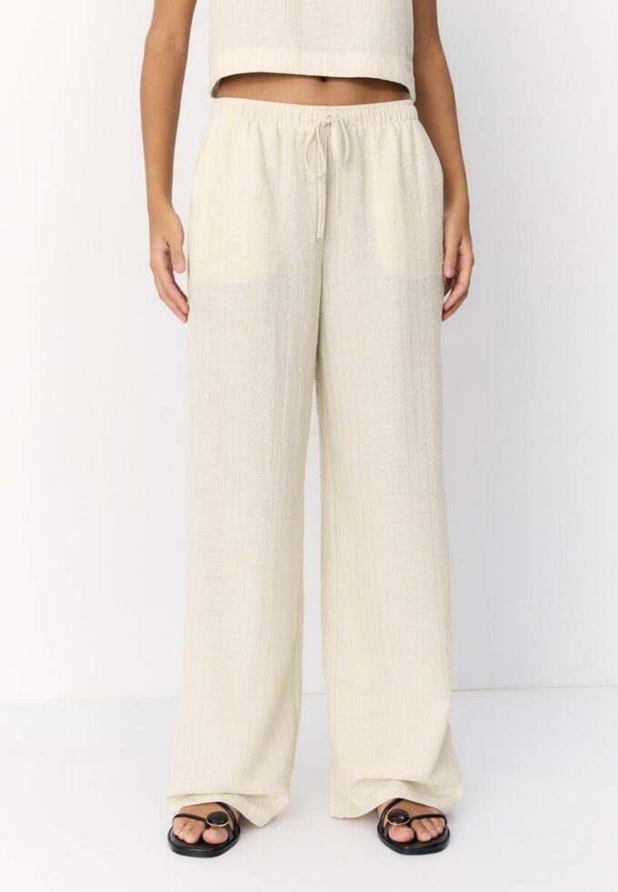 Fließende Hose mit Metallic-Fäden in Leinenoptik Fließende Hose mit Metallic-Fäden in Leinenoptik