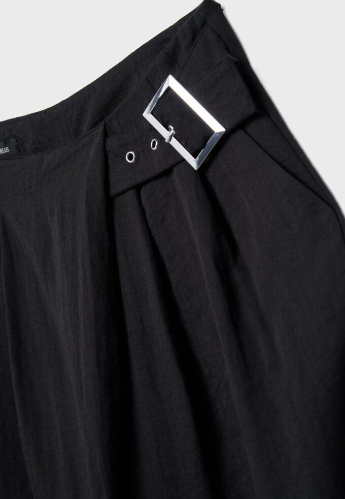 Fließende Hose mit Schnalle