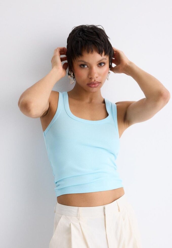 Geripptes T-Shirt mit Racerback Geripptes T-Shirt mit Racerback