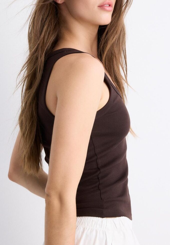 Geripptes T-Shirt mit Racerback