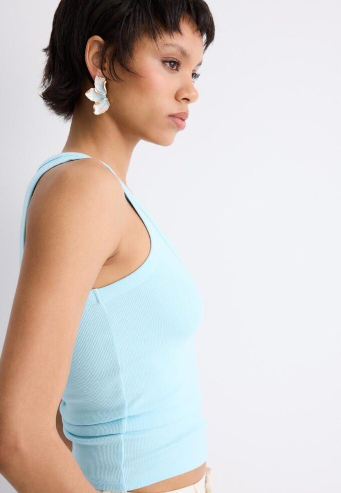 Geripptes T-Shirt mit Racerback Geripptes T-Shirt mit Racerback
