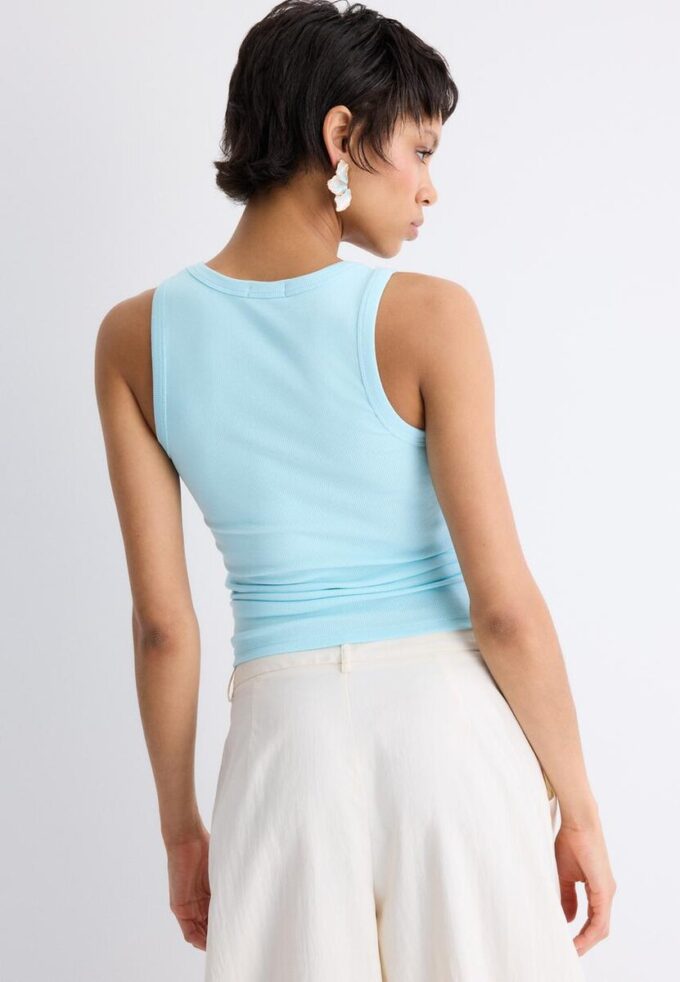 Geripptes T-Shirt mit Racerback Geripptes T-Shirt mit Racerback