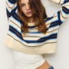 Gestreifter, kurz geschnittener Strickpullover Gestreifter, kurz geschnittener Strickpullover