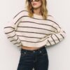 Gestreifter, kurz geschnittener Strickpullover