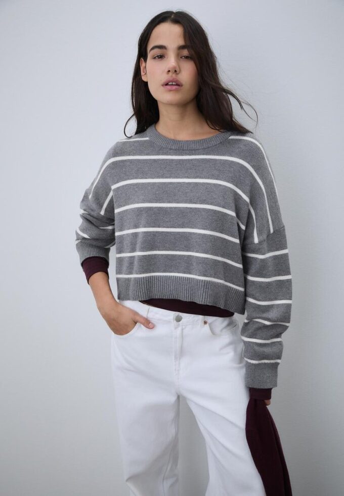 Gestreifter, kurz geschnittener Strickpullover Gestreifter, kurz geschnittener Strickpullover