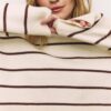 Gestreifter, kurz geschnittener Strickpullover