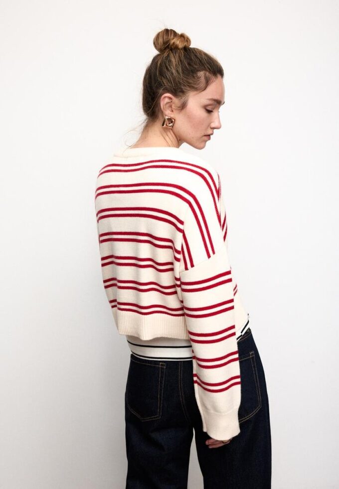 Gestreifter, kurz geschnittener Strickpullover Gestreifter, kurz geschnittener Strickpullover