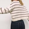 Gestreifter, kurz geschnittener Strickpullover