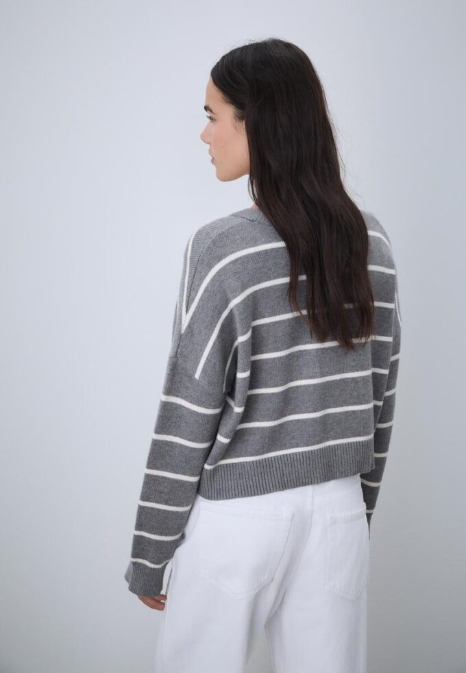 Gestreifter, kurz geschnittener Strickpullover Gestreifter, kurz geschnittener Strickpullover