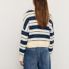 Gestreifter, kurz geschnittener Strickpullover Gestreifter, kurz geschnittener Strickpullover