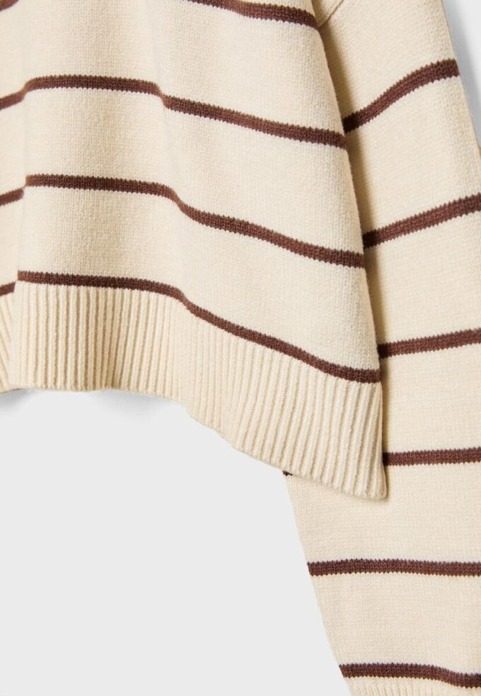 Gestreifter, kurz geschnittener Strickpullover