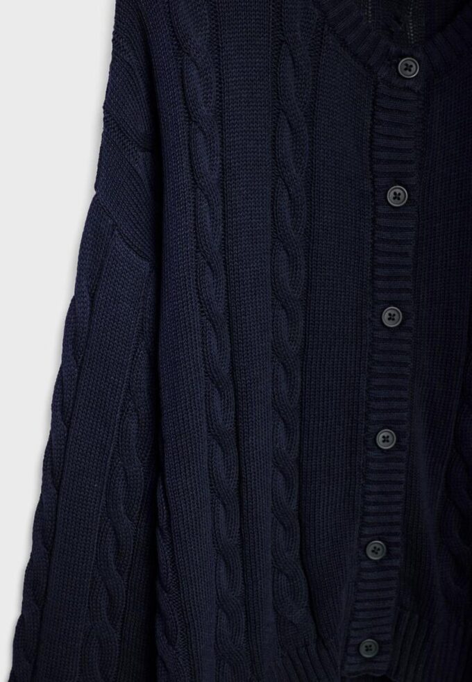 Gestrickte Strickjacke mit Knopfleiste