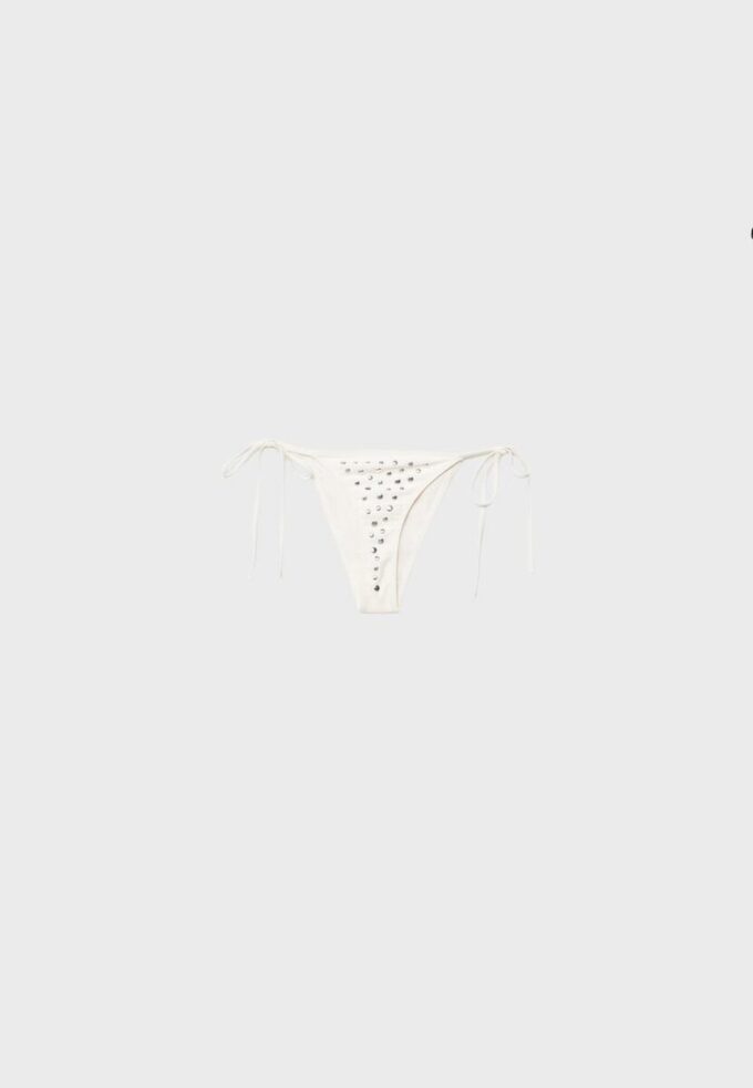 Großes brasilianisches Bikini-Höschen mit Nieten