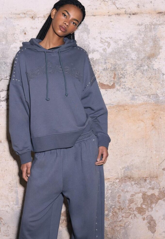Hoodie mit Nieten und Stickerei