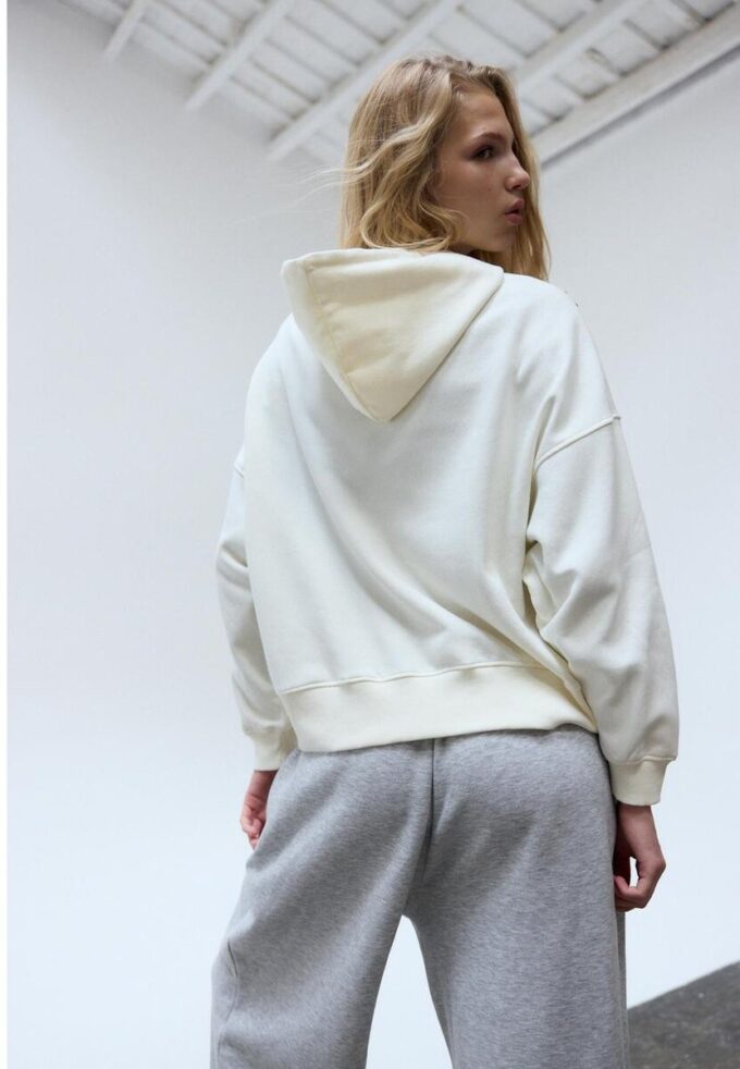 Hoodie mit Nieten und Stickerei