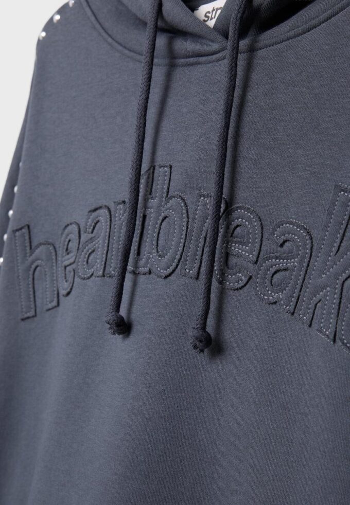 Hoodie mit Nieten und Stickerei
