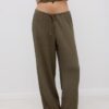 Hose mit geradem Bein und Bügelfalte Hose mit geradem Bein und Bügelfalte