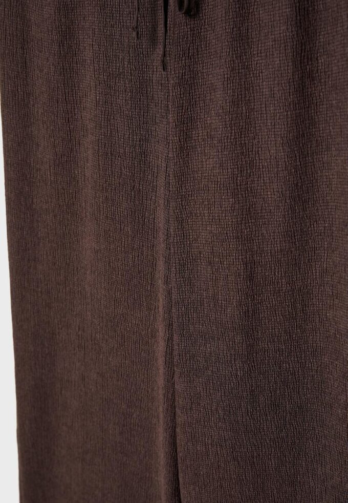 Hose mit geradem Bein und Bügelfalte Hose mit geradem Bein und Bügelfalte