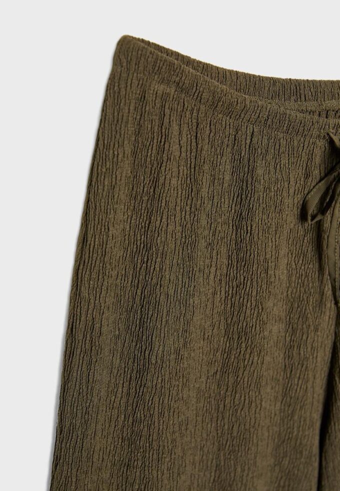 Hose mit geradem Bein und Bügelfalte Hose mit geradem Bein und Bügelfalte