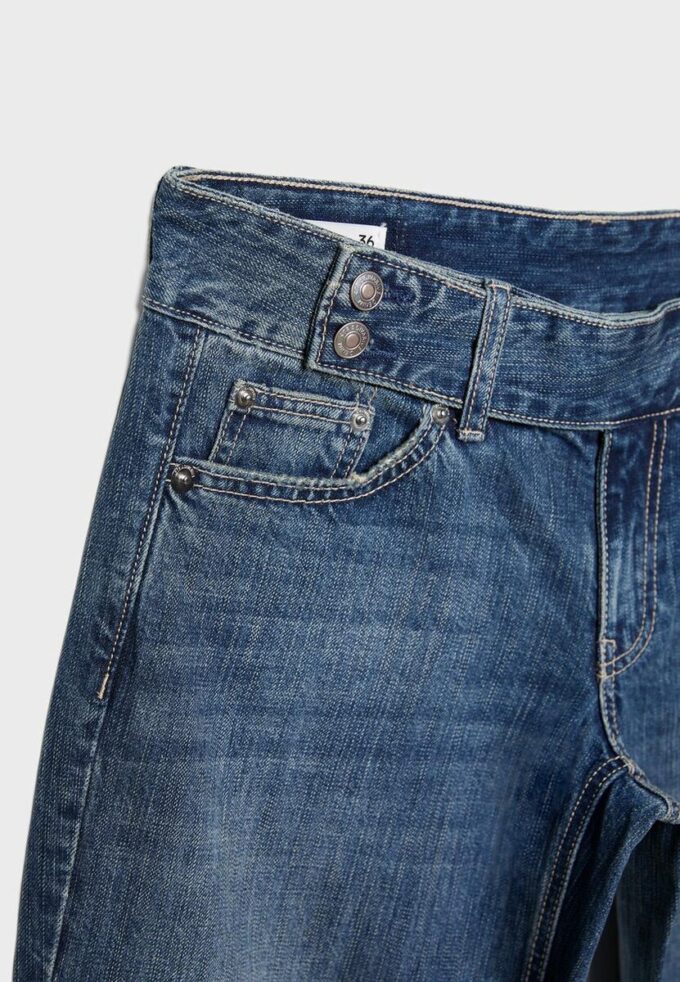 Hosen mit niedriger Leibhöhe und geradem Bein sowie Hammer-Loop-Details