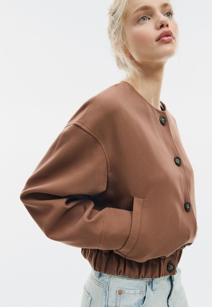Jacke mit Puffärmeln und Rundhalsausschnitt Jacke mit Puffärmeln und Rundhalsausschnitt