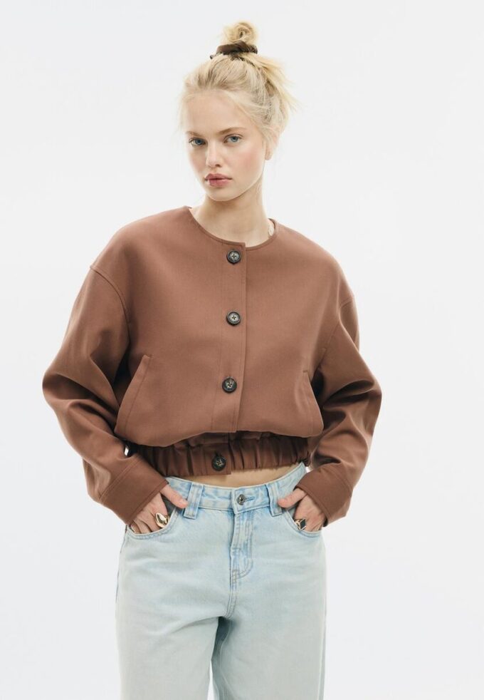 Jacke mit Puffärmeln und Rundhalsausschnitt Jacke mit Puffärmeln und Rundhalsausschnitt