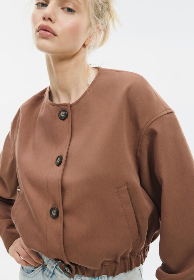 Jacke mit Puffärmeln und Rundhalsausschnitt Jacke mit Puffärmeln und Rundhalsausschnitt