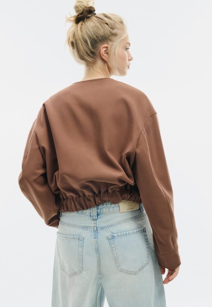Jacke mit Puffärmeln und Rundhalsausschnitt Jacke mit Puffärmeln und Rundhalsausschnitt