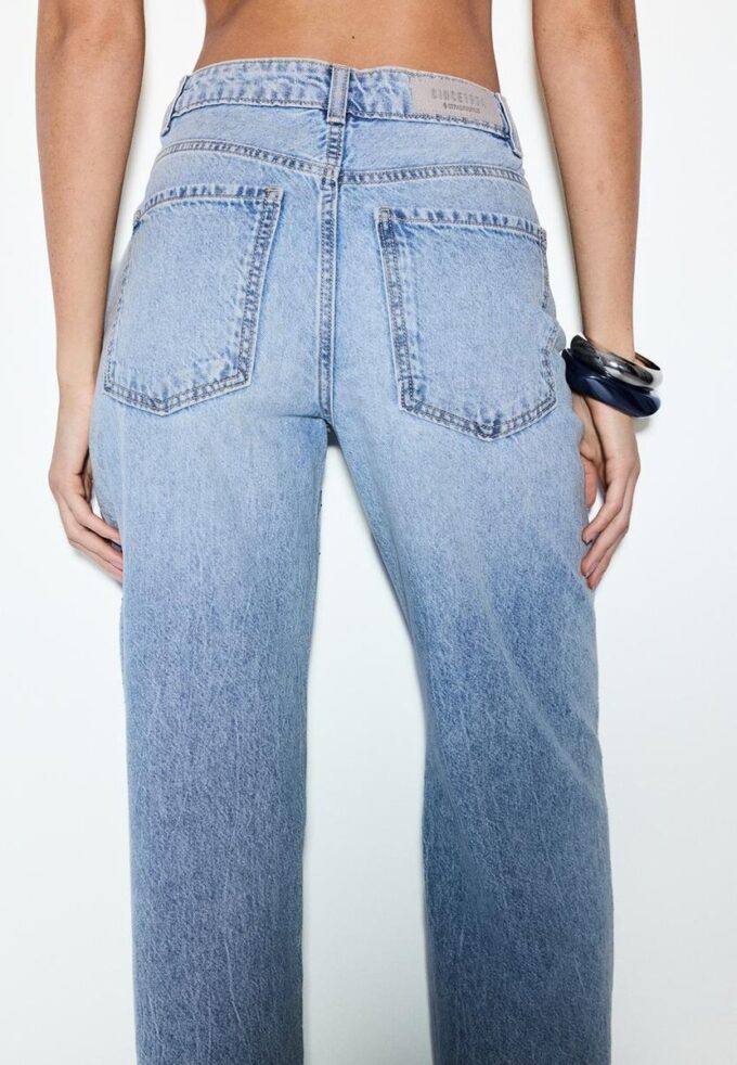 Jeans in gerader Passform mit Strasssteinen