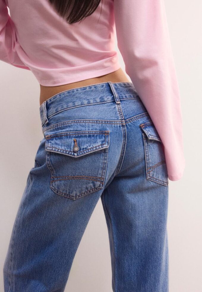 Jeans mit geradem Bein und doppelten Metallknöpfen
