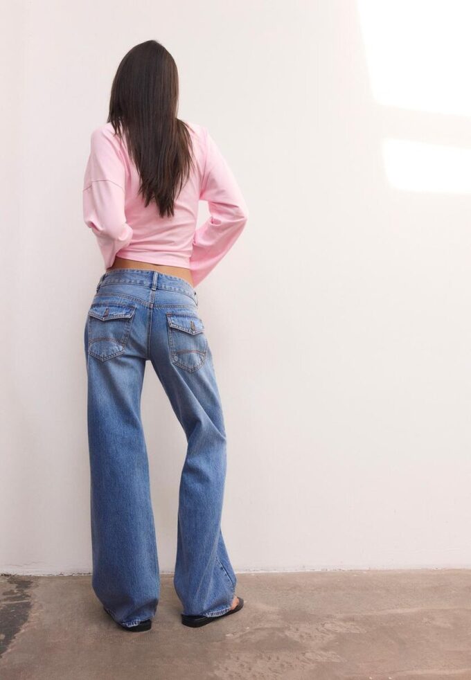 Jeans mit geradem Bein und doppelten Metallknöpfen