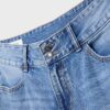 Jeans mit geradem Bein und doppelten Metallknöpfen