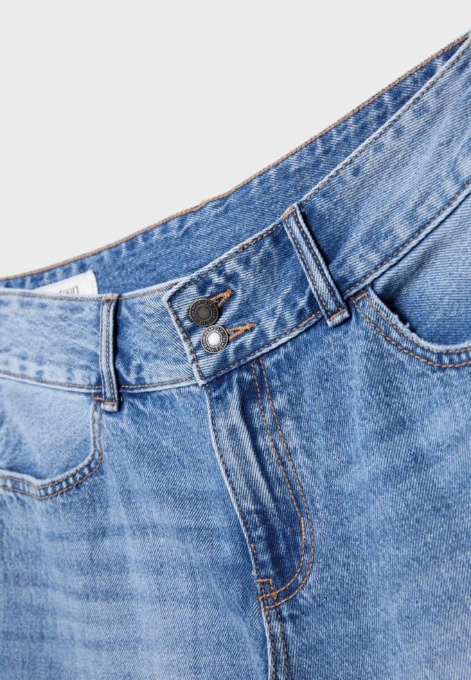Jeans mit geradem Bein und doppelten Metallknöpfen