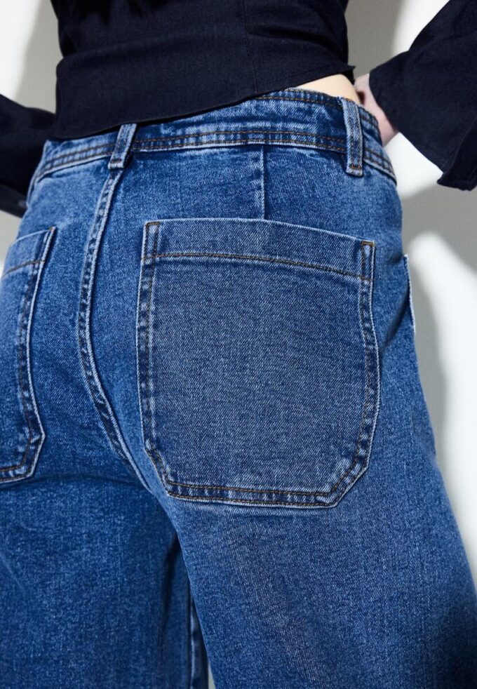 Jeans mit geradem Bein und Taschen Jeans mit geradem Bein und Taschen