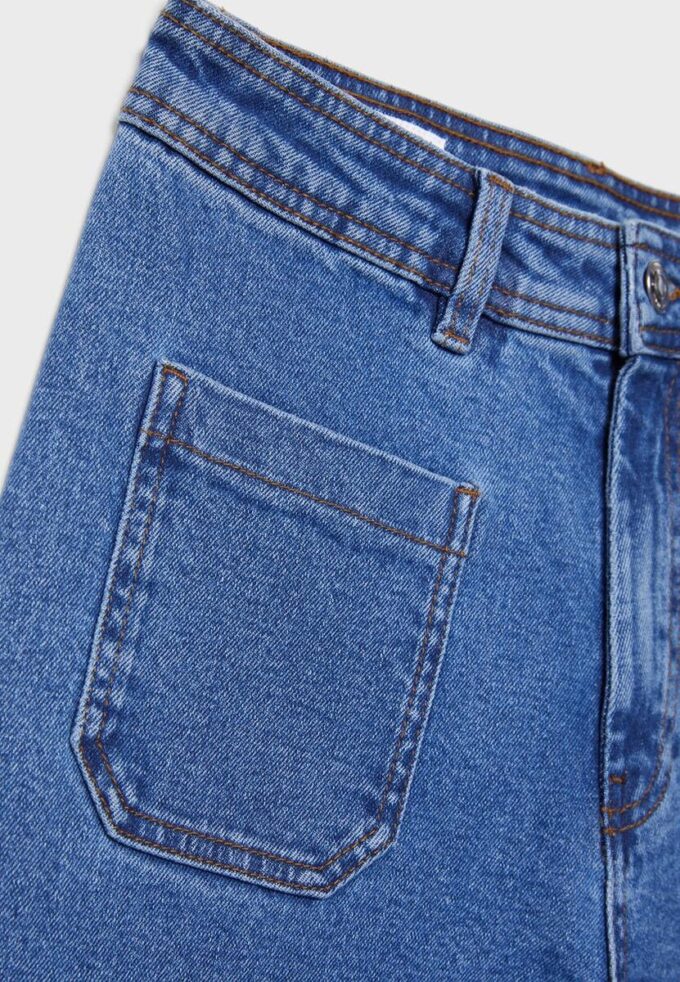 Jeans mit geradem Bein und Taschen Jeans mit geradem Bein und Taschen