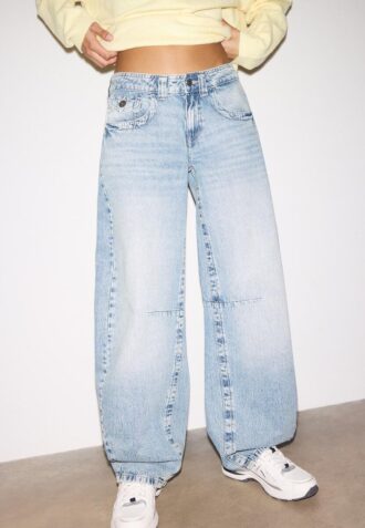 Jeans mit niedriger Leibhöhe und ausgestellten Beinen