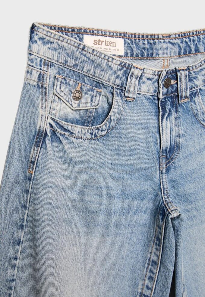 Jeans mit niedriger Leibhöhe und ausgestellten Beinen